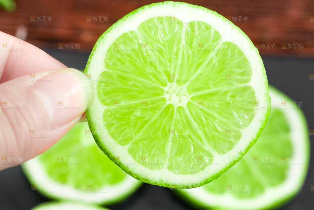 手里拿着切片的薄皮青柠檬