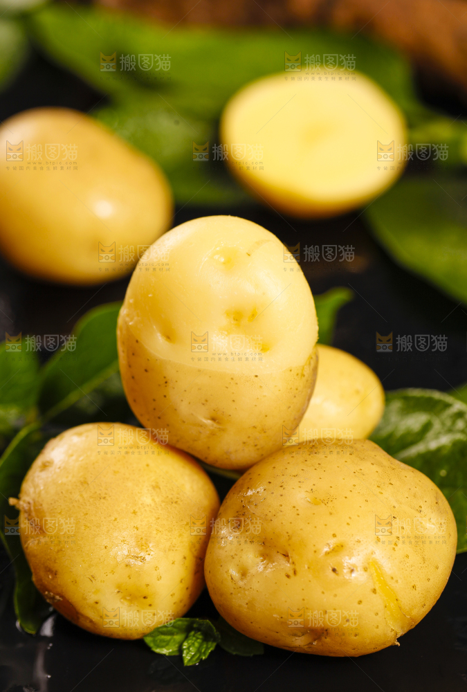 黑石板上放着小土豆