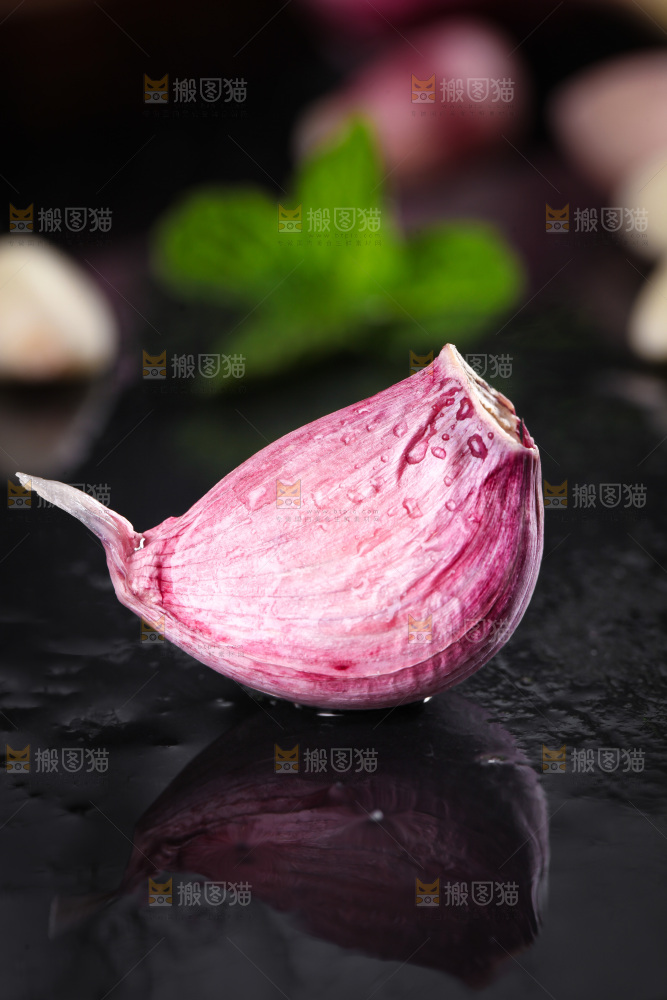 黑石板上放着紫皮蒜