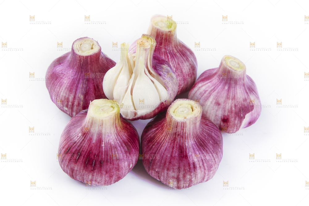 白底上放着云南紫皮蒜