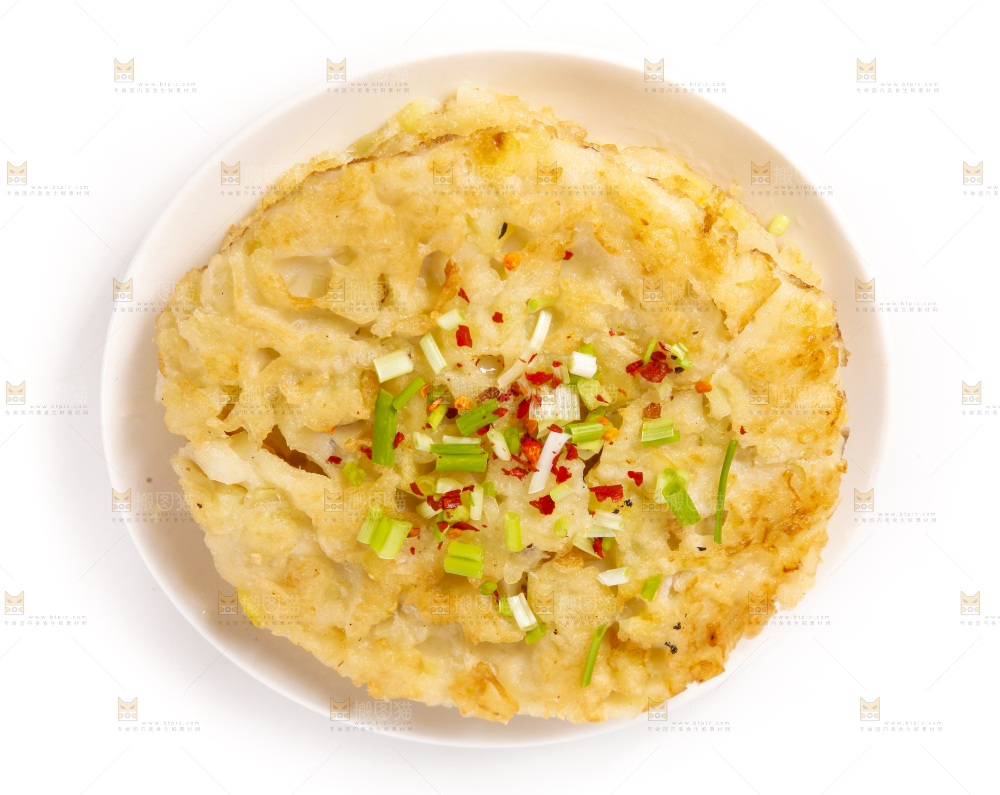 白底上放着一盘土豆饼
