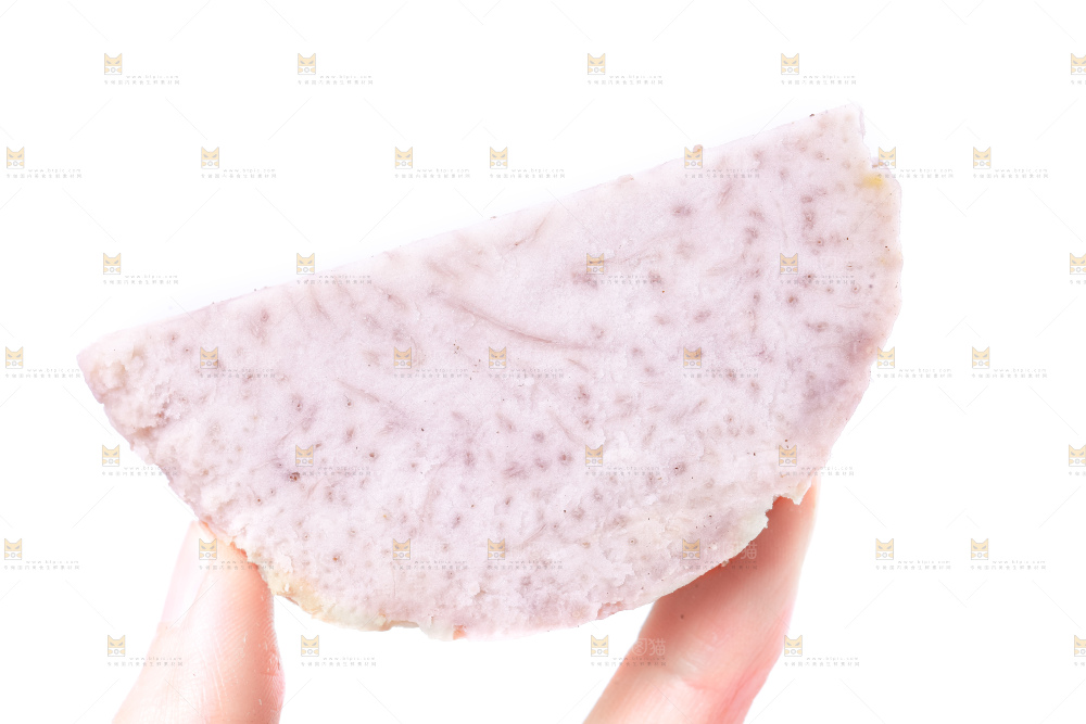 手里拿着切块的大芋头