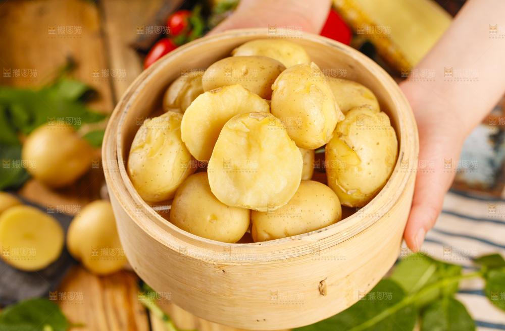 竹笼里放着小土豆