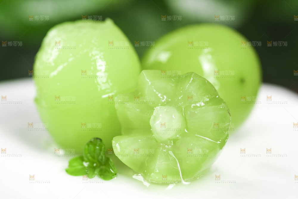 石板上放着无籽青提