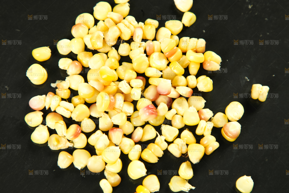 黑石板上放着糯玉米粒