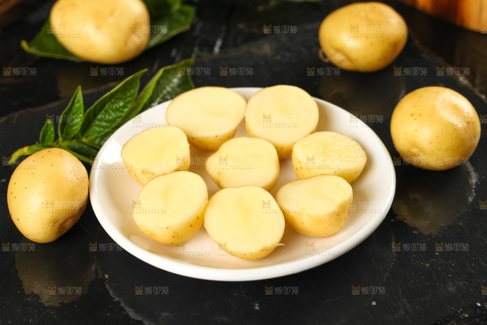 盘子里装着小土豆