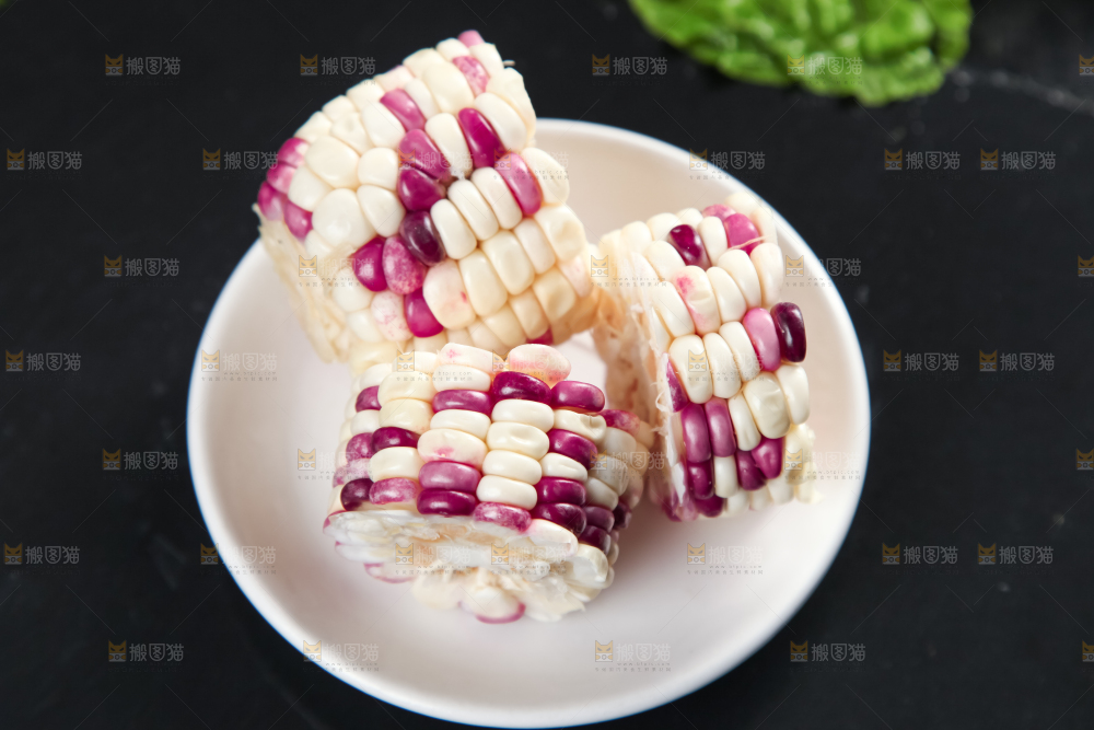 盘子里装着花玉米