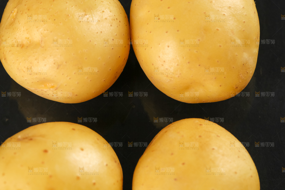 黑石板上放着小土豆