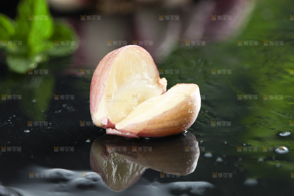 黑石板上放着紫皮蒜