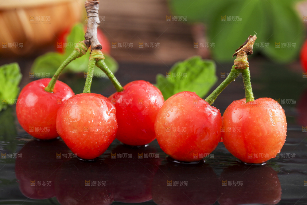 黑石板上放着黄樱桃