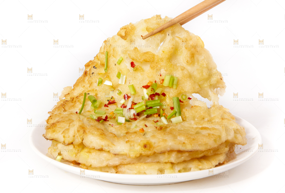白底上放着一盘土豆饼