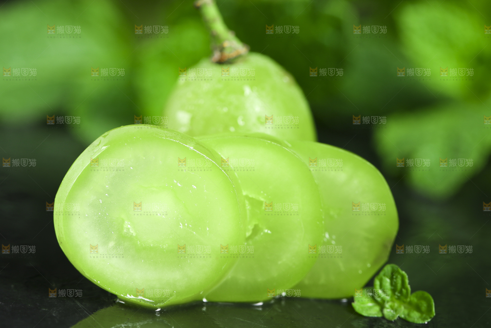 黑石垫上放着无籽青提