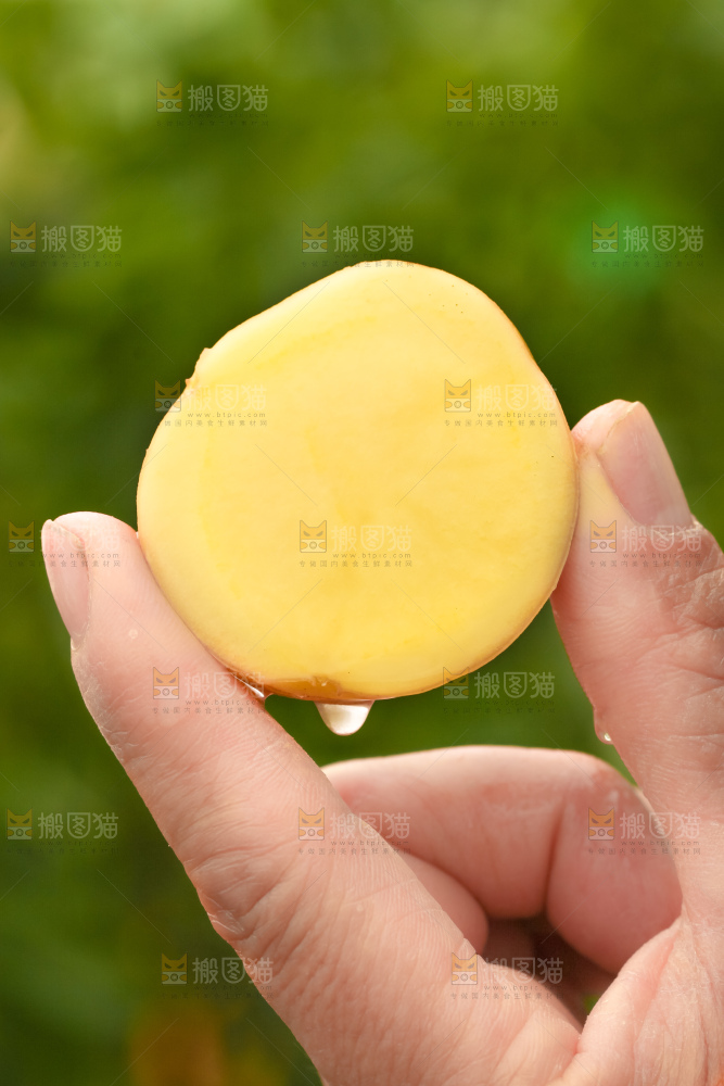 手里拿着云南小土豆