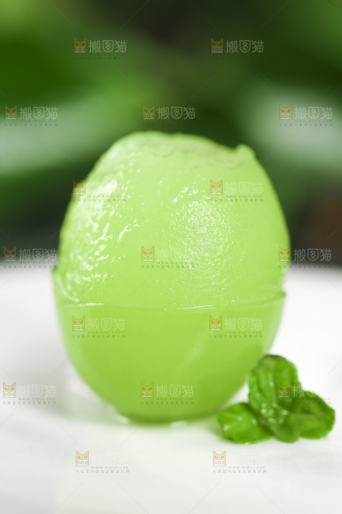 石板上放着无籽青提
