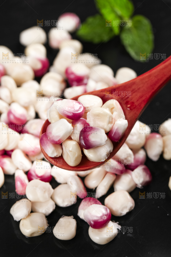 勺子里放着花玉米粒