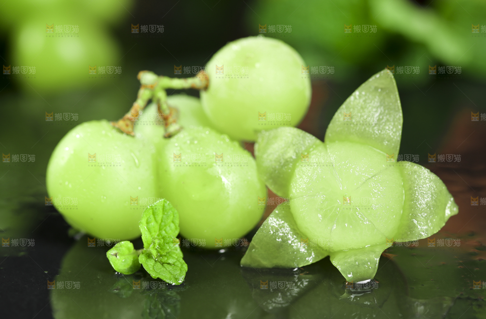黑石垫上放着无籽青提