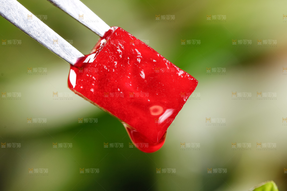 叉子插着甜菜根