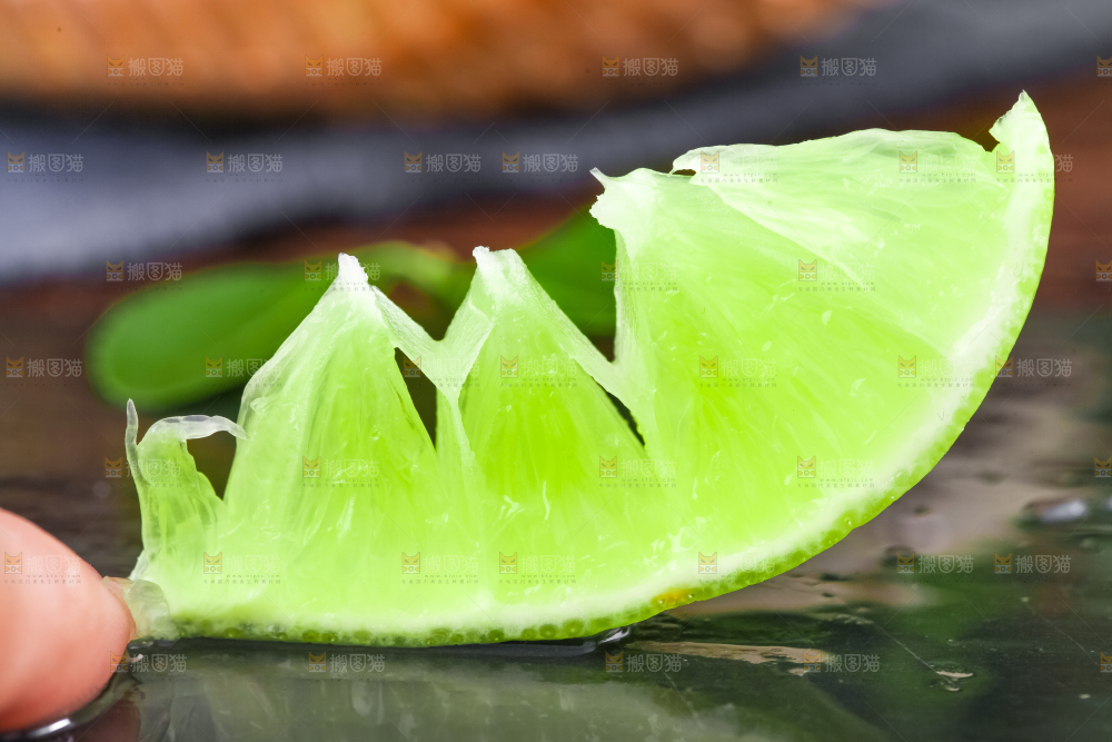 黑石板上放着切块的薄皮青柠檬