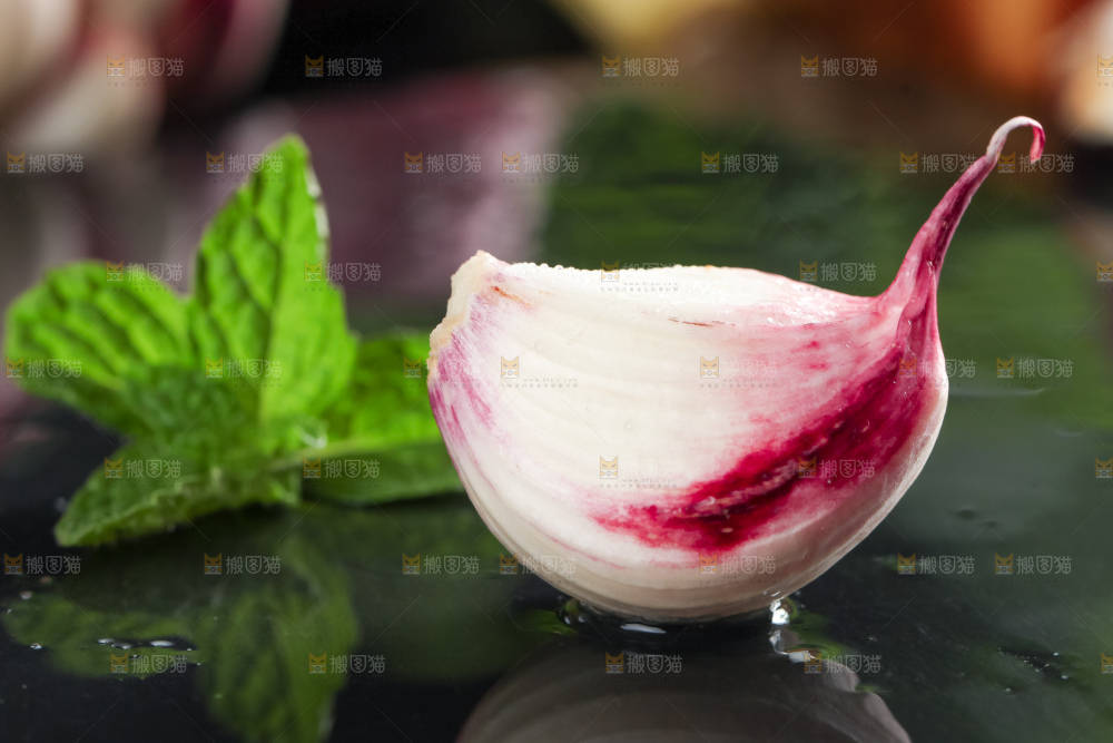 黑石板上放着紫皮蒜