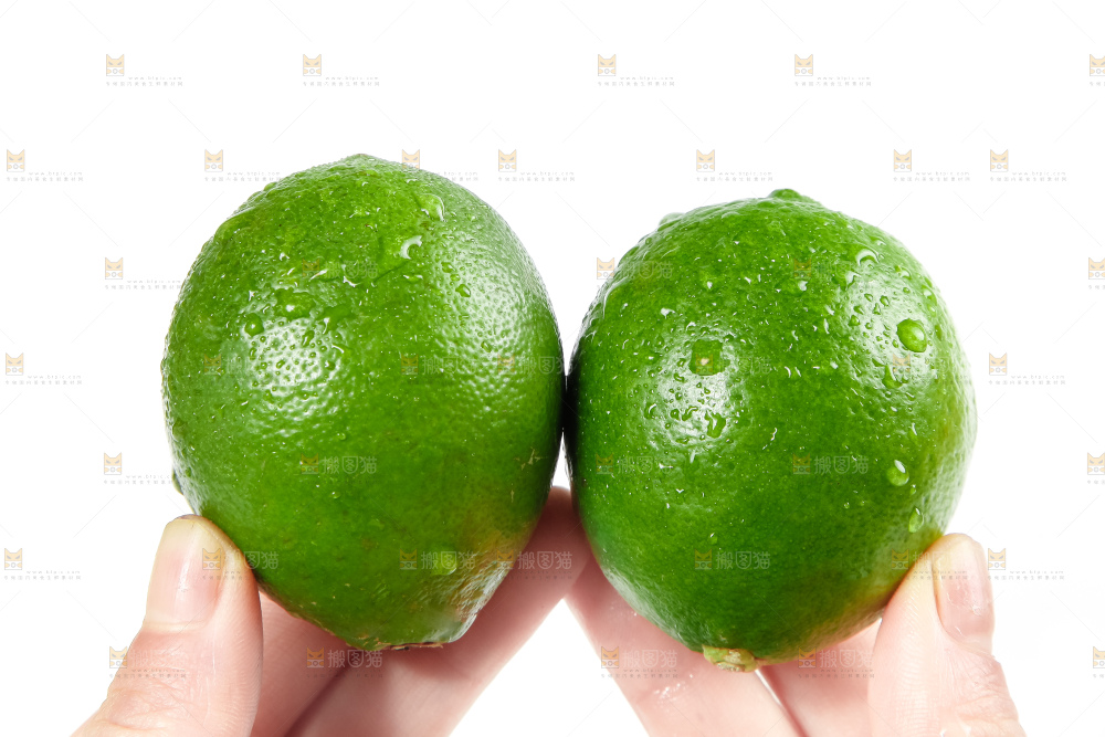 手里拿着海南青柠檬