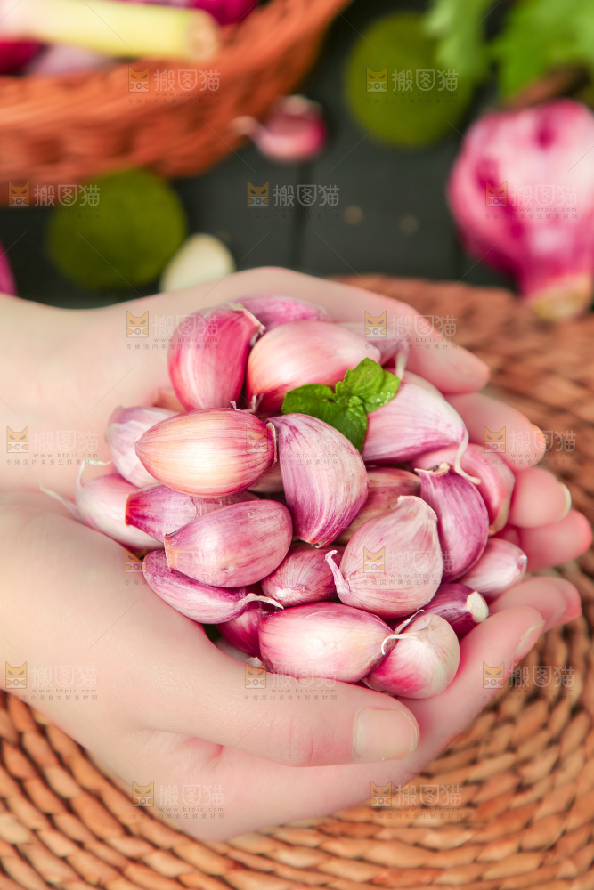手里拿着紫皮蒜
