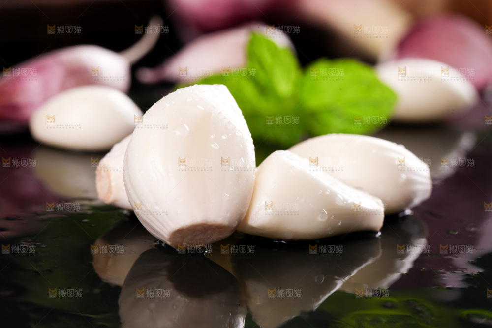 黑石板上放着紫皮蒜
