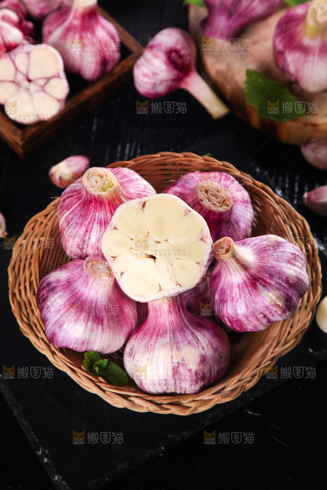 竹篮里装着紫皮大蒜