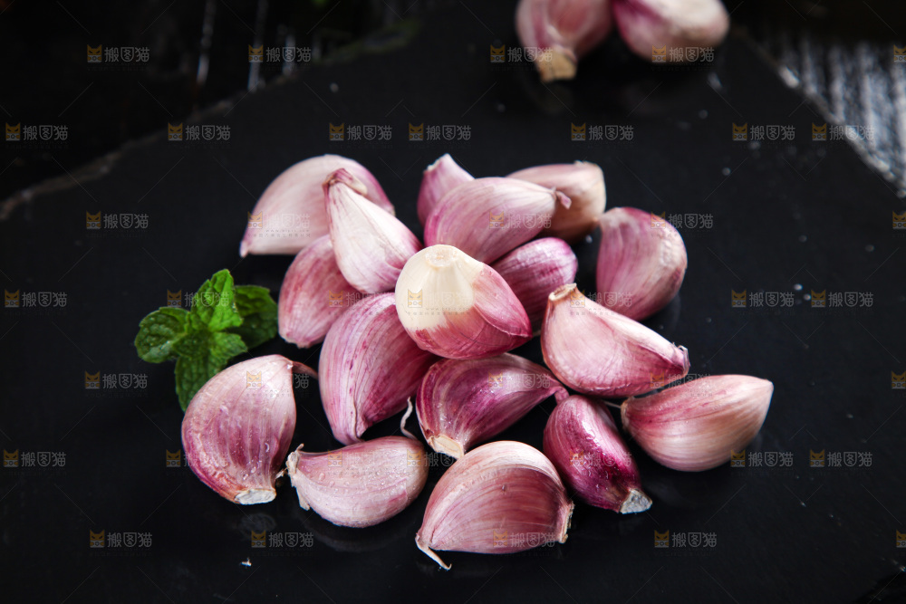 黑石板上放着剥开的紫皮大蒜