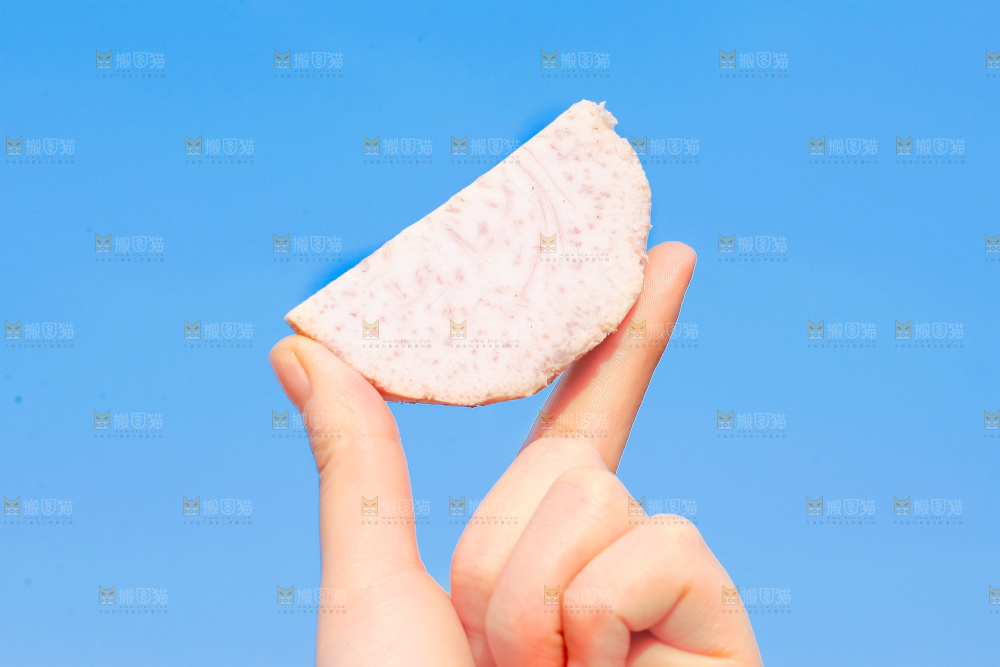手里拿着紫藤芋头