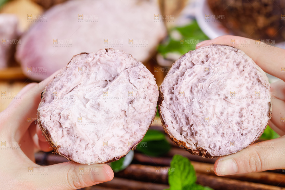 手里拿着紫藤芋头