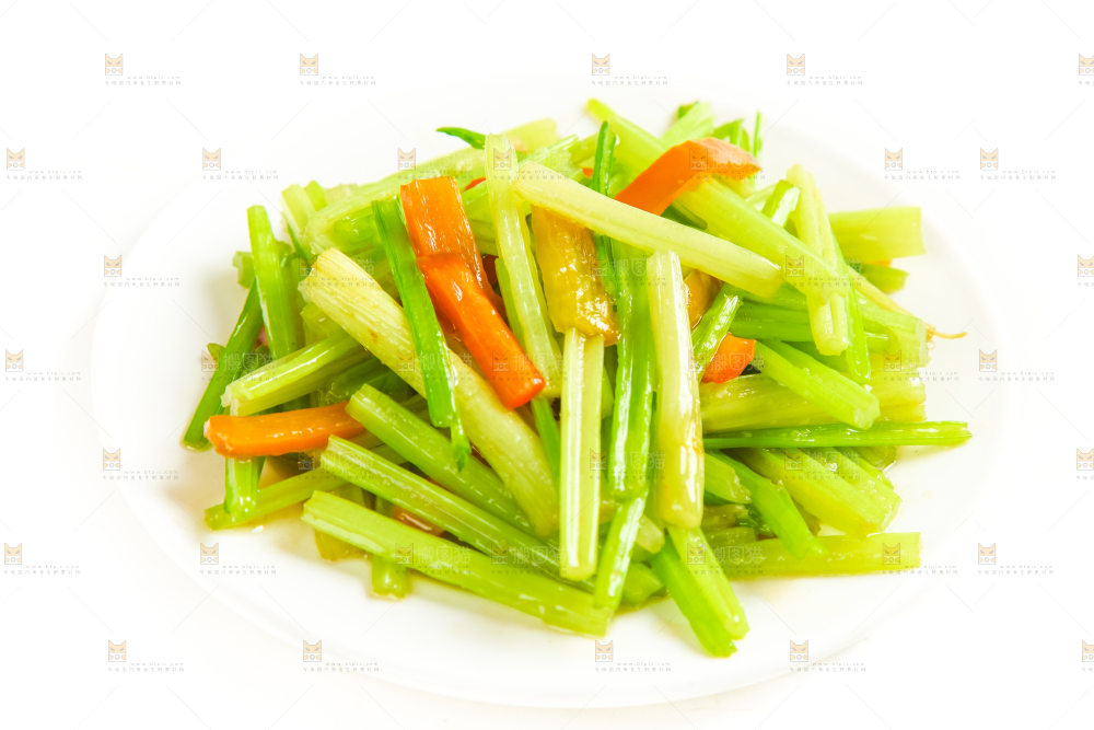 白底上放着一盘清炒芹菜
