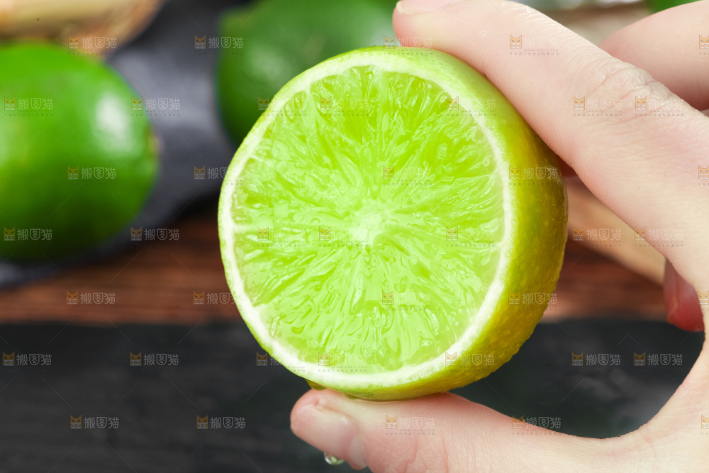 手里拿着切开的薄皮青柠檬