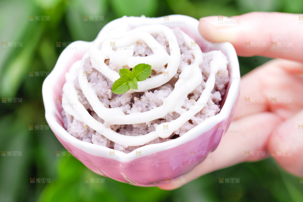 碟子里装着蘸酱的紫藤芋头泥