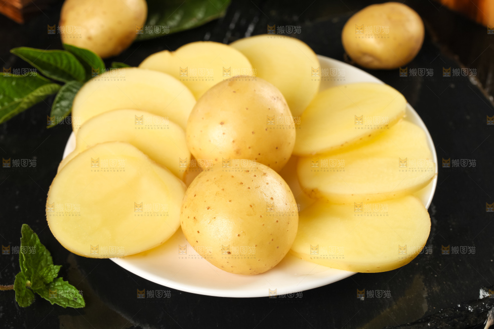 盘子里装着小土豆