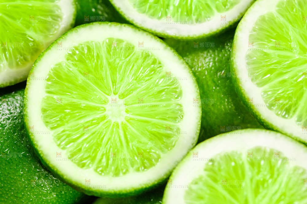 切开的无籽青柠檬
