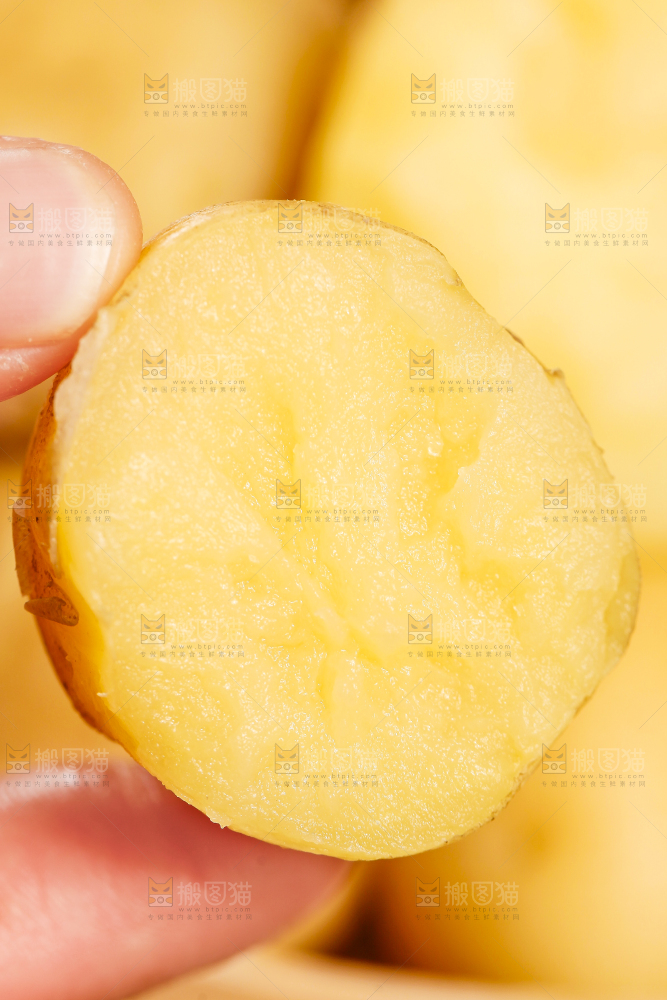 手里拿着小土豆
