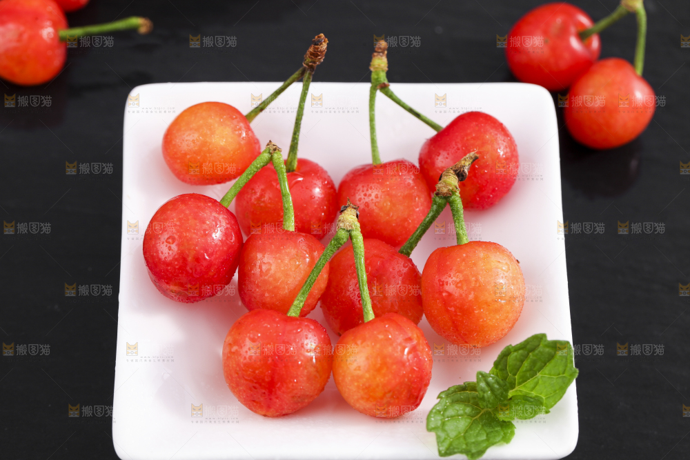 碟子里放着黄樱桃