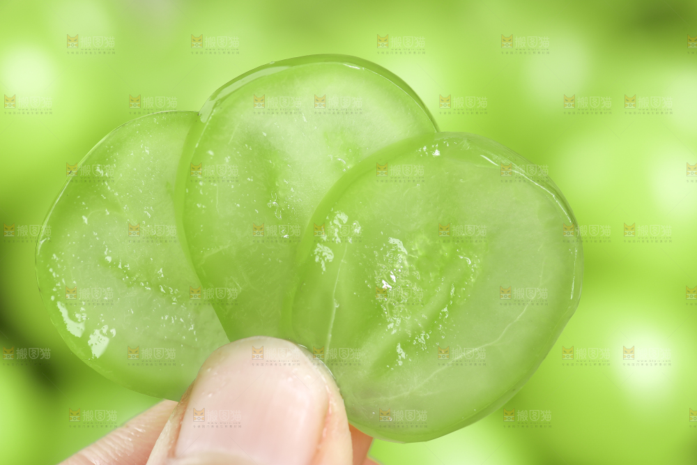 手里拿着无籽青青提