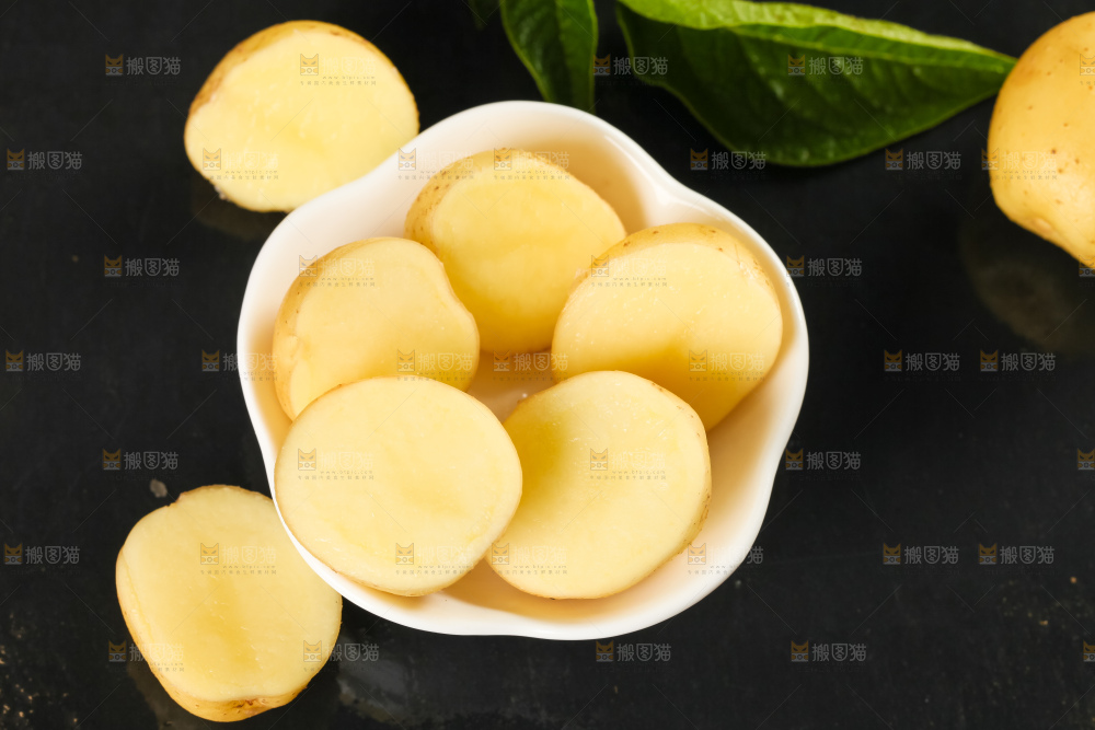 盘子里装着小土豆