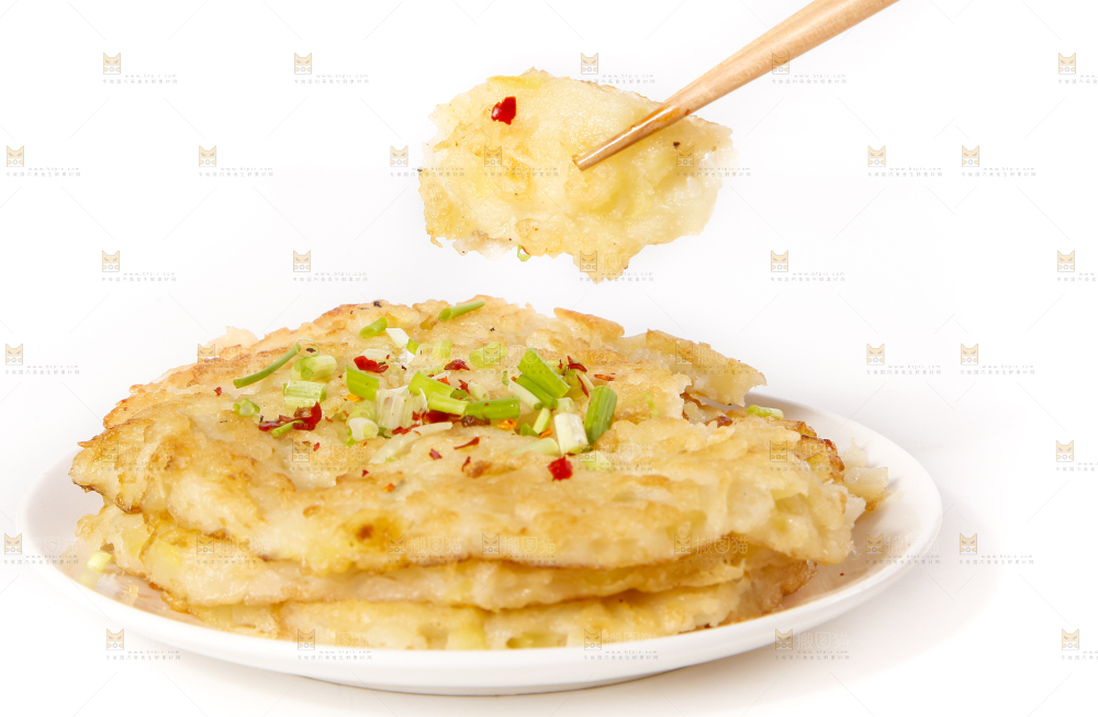 白底上放着一盘土豆饼