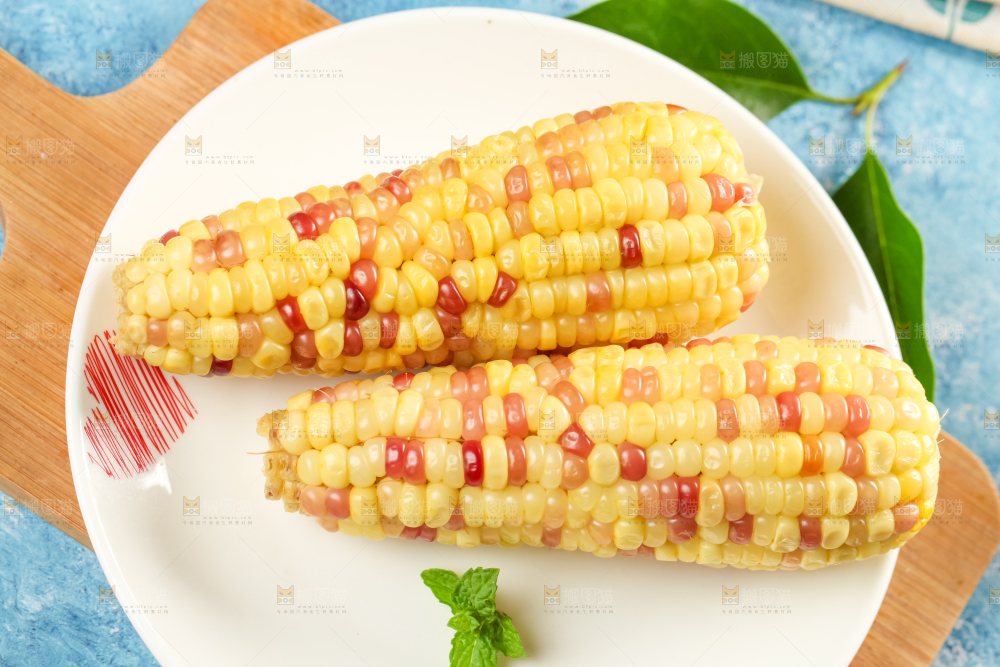 盘子里放着花糯玉米粒
