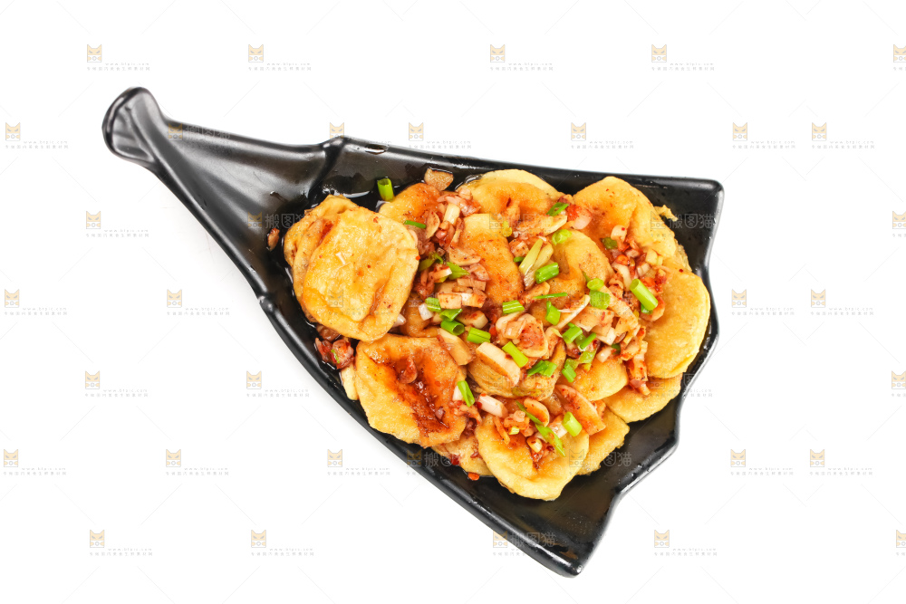 白底上放着一盘麻辣油豆腐