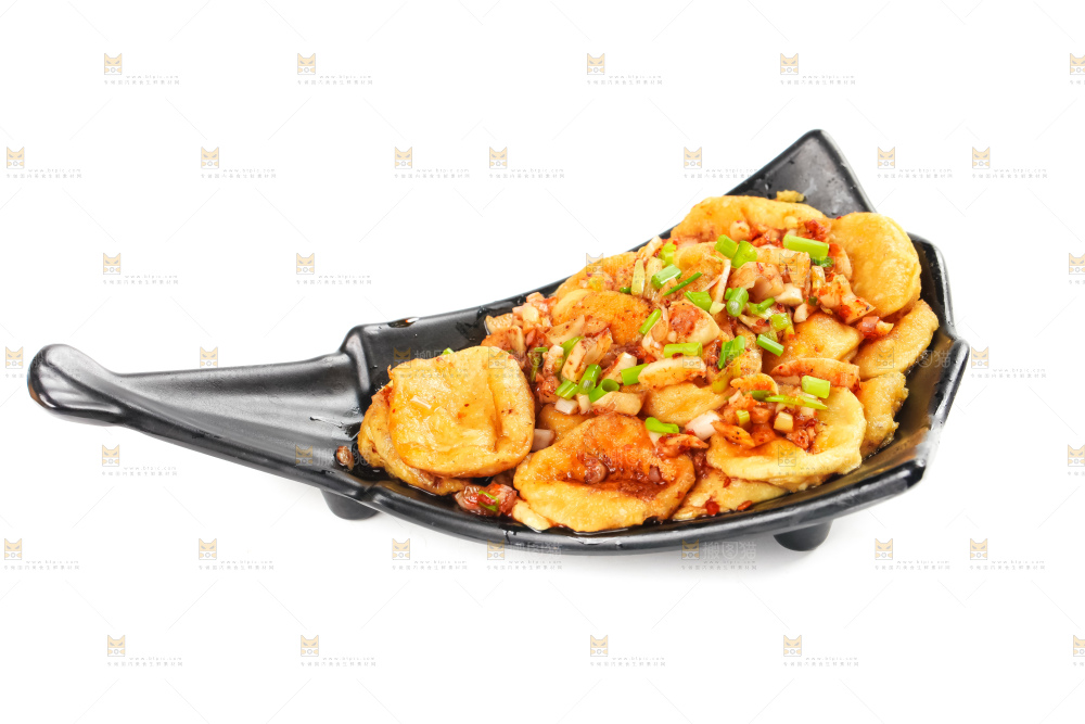 白底上放着一盘麻辣油豆腐