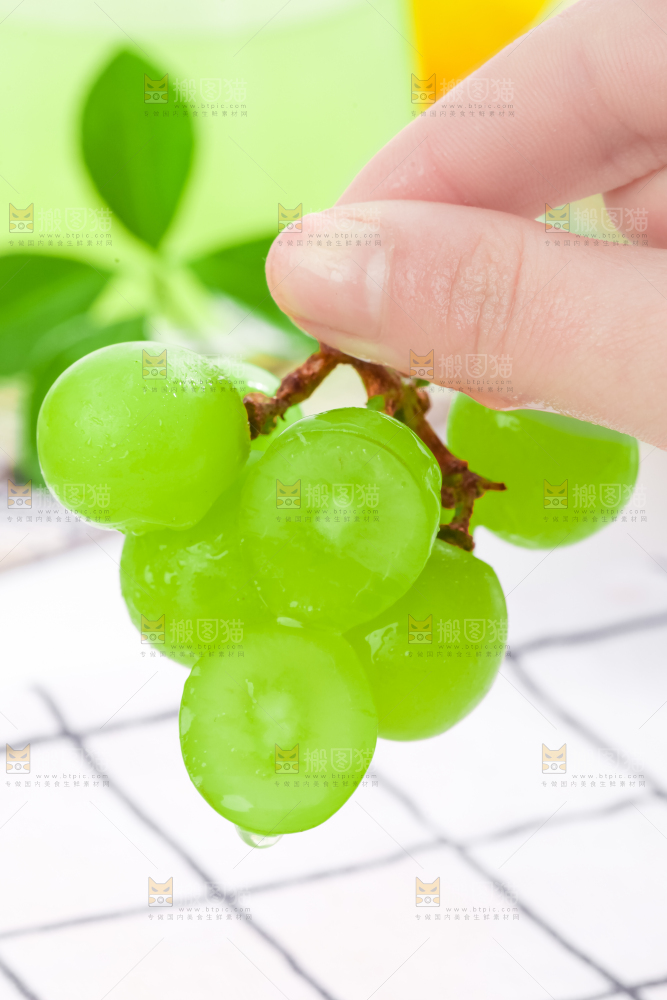 手里拿着阳光玫瑰葡萄