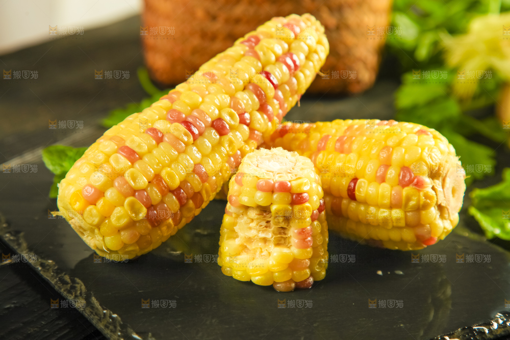 黑石板上放着花玉米