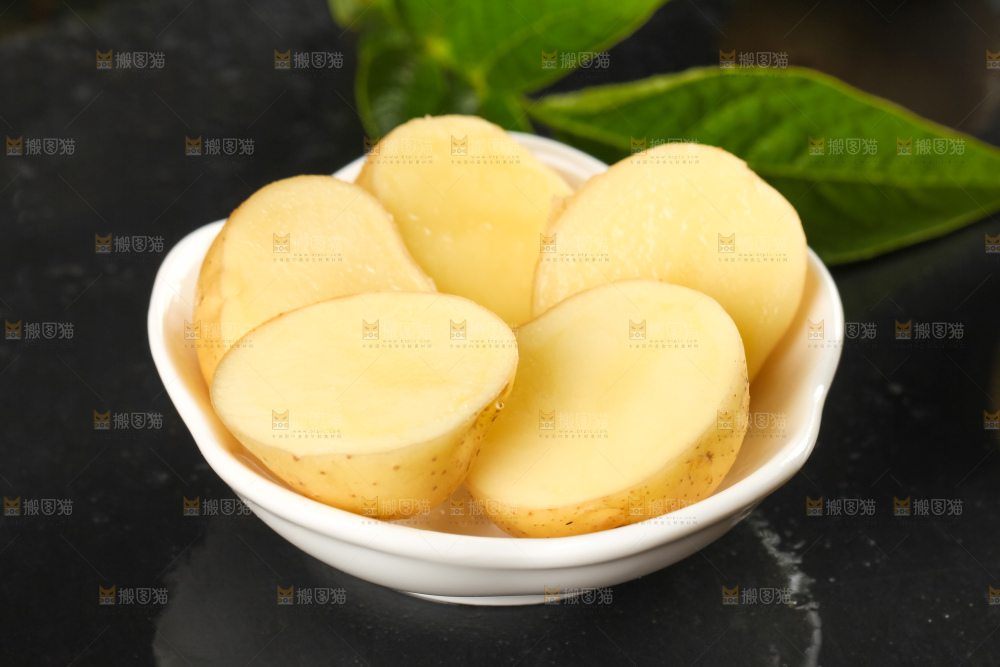 盘子里装着小土豆