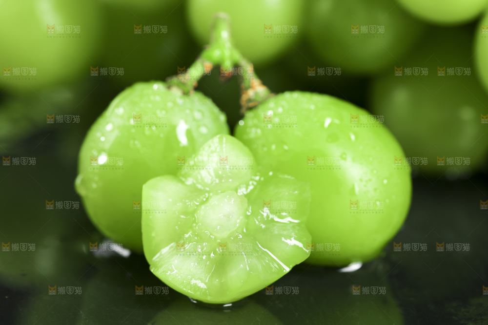 黑石垫上放着无籽青提