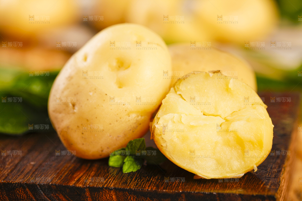 木板上放着小土豆