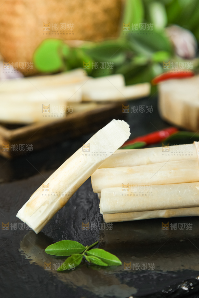 黑石板上放着切开的白芦笋