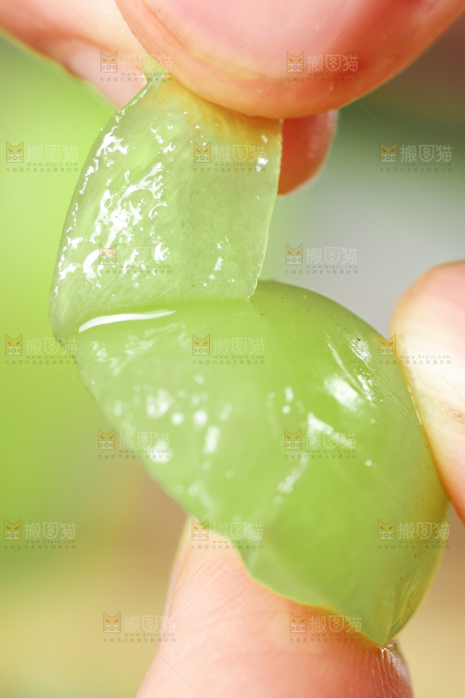 手里拿着剥皮的阳光玫瑰